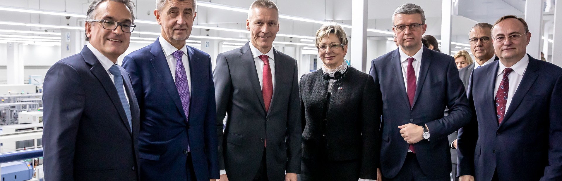 Zleva: Gunter Beitinger, ředitel závodu Siemens Electronics Works Amberk, Andrej Babiš, předseda vlády ČR, Jan Mrosik, globální CEO divize Digital Factory, Marta Nováková, ministryně průmyslu a obchodu, Karel Havlíček, místopředseda Rady vlády pro výzkum, vývoj a inovace, Eduard Palíšek, CEO Siemens ČR