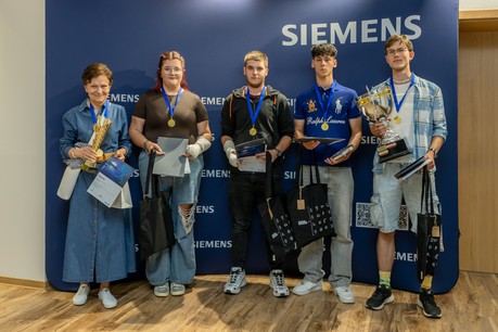 Vítězný tým - zleva: Jana Koldová, Adéla Kvapilová, Prokop Antonín Svoboda, Patrik Atanasiadis, Vojtěch Zourek 