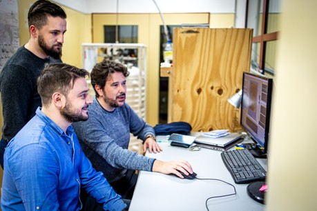 Vedoucí práce Mgr. Bruno de la Torre, Ph.D. (vpravo), Mgr. Benjamin Mallada Faes (stojící) a Aurelio Gallardo, MSc. z AV-FZU (vlevo)