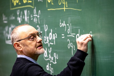Profesor Jiří Podolský již řadu let zásadním způsobem formuje výuku klíčových teoretických předmětů na úrovni bakalářského, magisterského i doktorského studia fyziky na Matematicko-fyzikální fakultě Univerzity Karlovy. 