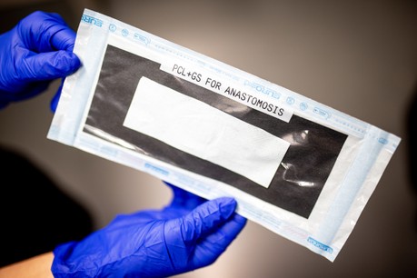 Nanovlákenný materiál s inkorporovaným antibiotikem, který by mohl být slibným řešením nebezpečných pooperačních komplikací v gastrointestinální chirurgii spojených s výskytem bakterií