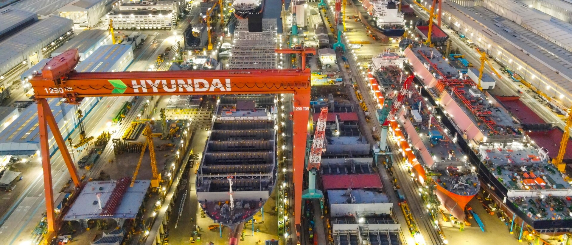 Panoramic-view-of-the-HD-Hyundai-Heavy-Industries-shipyard-2-_original (1).jpg