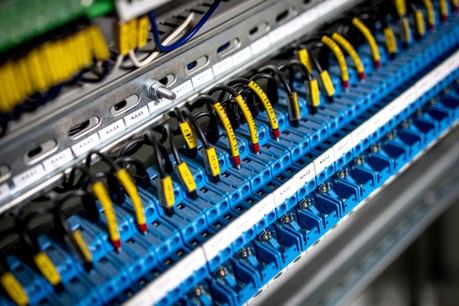 Disertační práce prezentuje řídicí software, který používá nejmodernější algoritmy umělé inteligence a dokáže tak zajistit například to, že kolísání velikosti napětí napříč sítí bude minimální, místní výrobní a akumulační kapacity budou využity optimálně.