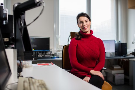 2. místo za disertační práci s názvem Studium interakcí funkčních povrchů s biologickými systémy získala Mgr. Ivana Víšová, Ph.D. z Fakulty Matematicko-fyzikální UK v Praze.