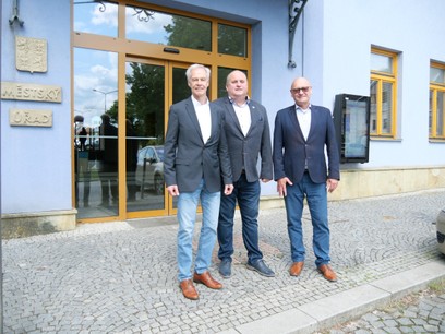 Zprava: generální ředitel OEZ, Roman Schiffer; starosta města Letohrad, Petr Fiala a finanční ředitel OEZ, Franz Girschick. 
