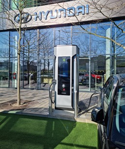 Siemens Sicharge D o výkonu 300 kW je nainstalována před centrem e-mobility Hyundai Electrified v pražských Stodůlkách.jpg