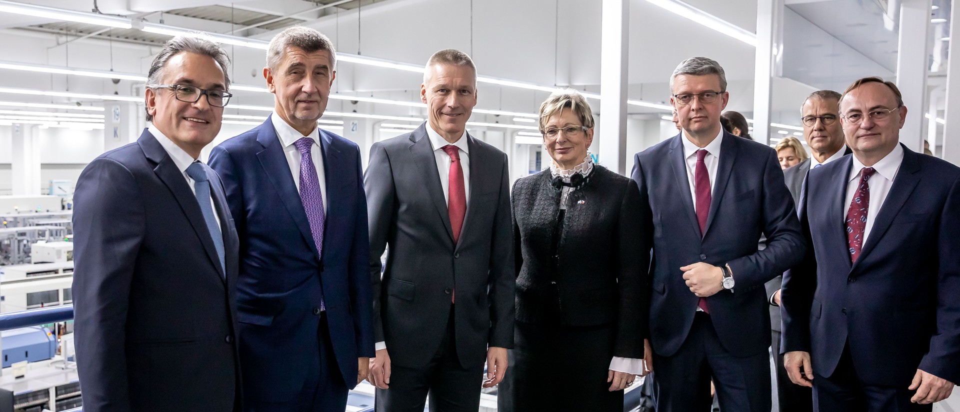 Zleva: Gunter Beitinger, ředitel závodu Siemens Electronics Works Amberk, Andrej Babiš, předseda vlády ČR, Jan Mrosik, globální CEO divize Digital Factory, Marta Nováková, ministryně průmyslu a obchodu, Karel Havlíček, místopředseda Rady vlády pro výzkum, vývoj a inovace, Eduard Palíšek, CEO Siemens ČR