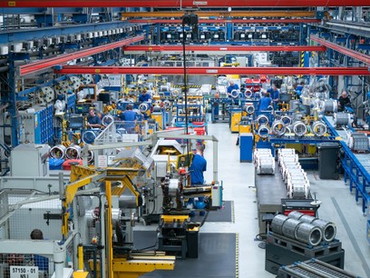 Dnes výroba elektromotorů probíhá v moderních prostorách výrobního závodu za použití prvků digitalizace a automatizace