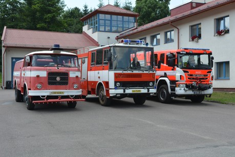 Tak šel čas s hasičskými vozy v Letohradu (zleva: model CAS 25 ŠKODA 706 RT (rok výroby 1979), - CAS 24/2500 S2Z LIAZ 101 (rok výroby 1985) a nová CAS 20/4000/240 – S2R SCANIA (zakoupena za přispění OEZ, 2018)