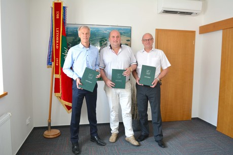 zleva: Franz Girshick, finanční ředitel OEZ s.r.o., Petr Fiala, starosta města Letohrad a Roman Schiffer, generální ředitel OEZ s.r.o.
