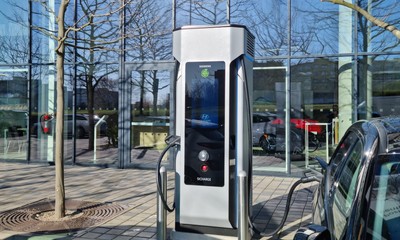 Siemens Sicharge D o výkonu 300 kW je nainstalována před centrem e-mobility Hyundai Electrified v pražských Stodůlkách.jpg