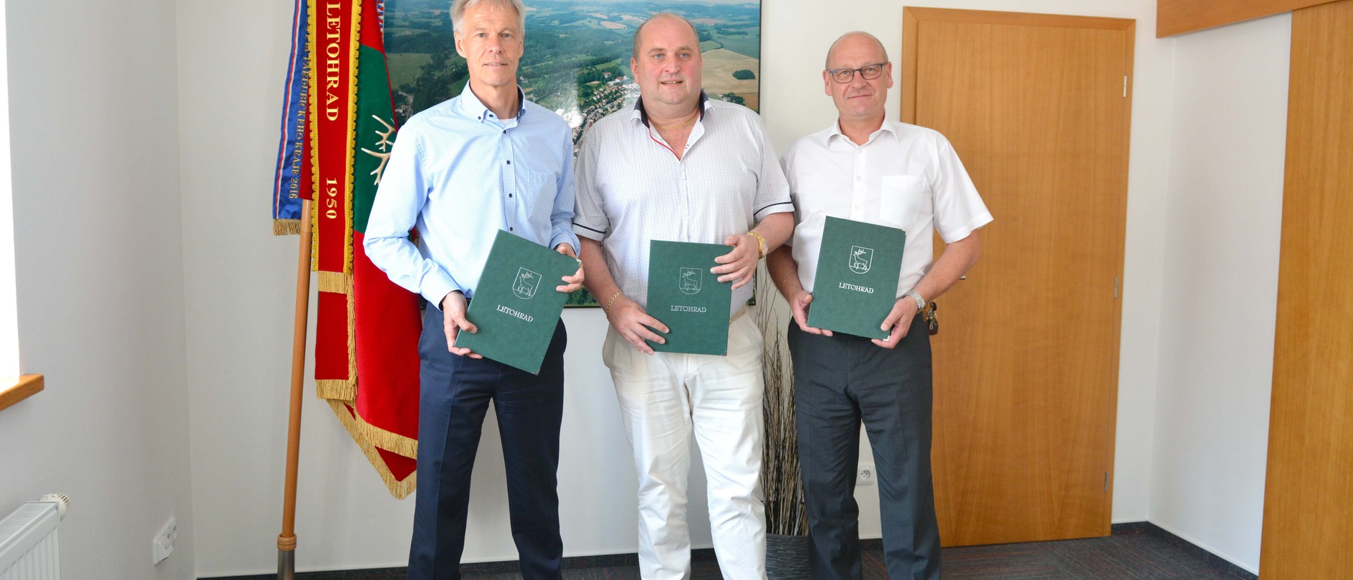 zleva: Franz Girshick, finanční ředitel OEZ s.r.o., Petr Fiala, starosta města Letohrad a Roman Schiffer, generální ředitel OEZ s.r.o.
