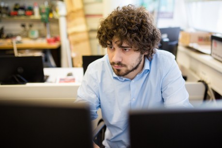 Ocenění za překonání překážek při studiu udělované v rámci Ceny Wernera von Siemense získal Ing. Tomáš Zbavitel z Vysokého učení technického v Brně, který s pomocí neuronových sítí vytvořil unikátní technický slovník pro neslyšící 