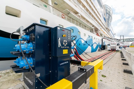 Na fotografii je Ostseekai v Kielu. Do konce roku 2023 bude Ostuferhafen Kiel schopen zásobovat elektrickou energií několik osobních i nákladních lodí současně.