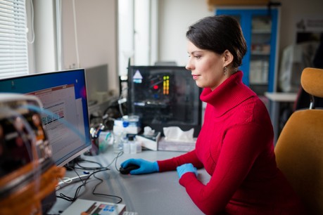 2. místo za disertační práci s názvem Studium interakcí funkčních povrchů s biologickými systémy získala Mgr. Ivana Víšová, Ph.D. z Fakulty Matematicko-fyzikální UK v Praze.