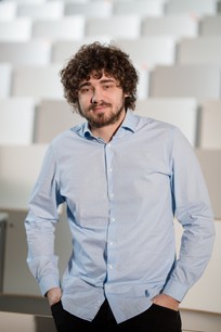 Ocenění za překonání překážek při studiu udělované v rámci Ceny Wernera von Siemense získal Ing. Tomáš Zbavitel z Vysokého učení technického v Brně, který s pomocí neuronových sítí vytvořil unikátní technický slovník pro neslyšící 