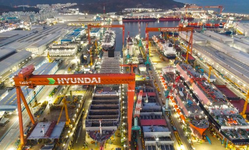 Panoramic-view-of-the-HD-Hyundai-Heavy-Industries-shipyard-2-_original (1).jpg