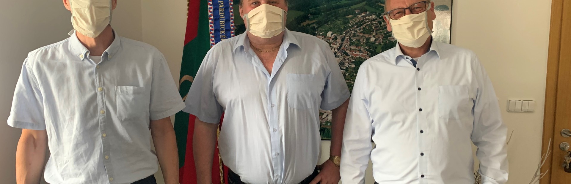 Zleva: Franz Girshick, finanční ředitel OEZ; Petr Fiala, starosta Letohradu; Roman Schiffer, generální ředitel OEZ