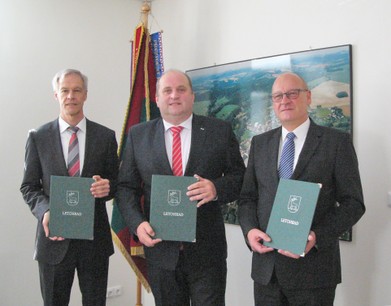 Slavnostní podpis smlouvy (zleva: Franz Girschick, Petr Fiala, Roman Schiffer)