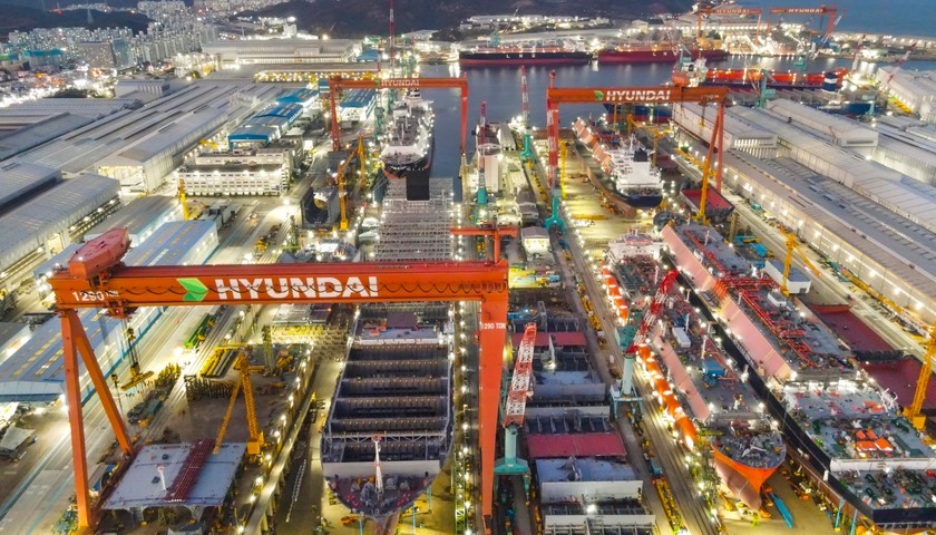 Panoramic-view-of-the-HD-Hyundai-Heavy-Industries-shipyard-2-_original (1).jpg
