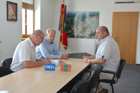 zleva: Roman Schiffer, generální ředitel OEZ s.r.o., Franz Girshick, finanční ředitel OEZ s.r.o. a Petr Fiala, starosta města Letohrad