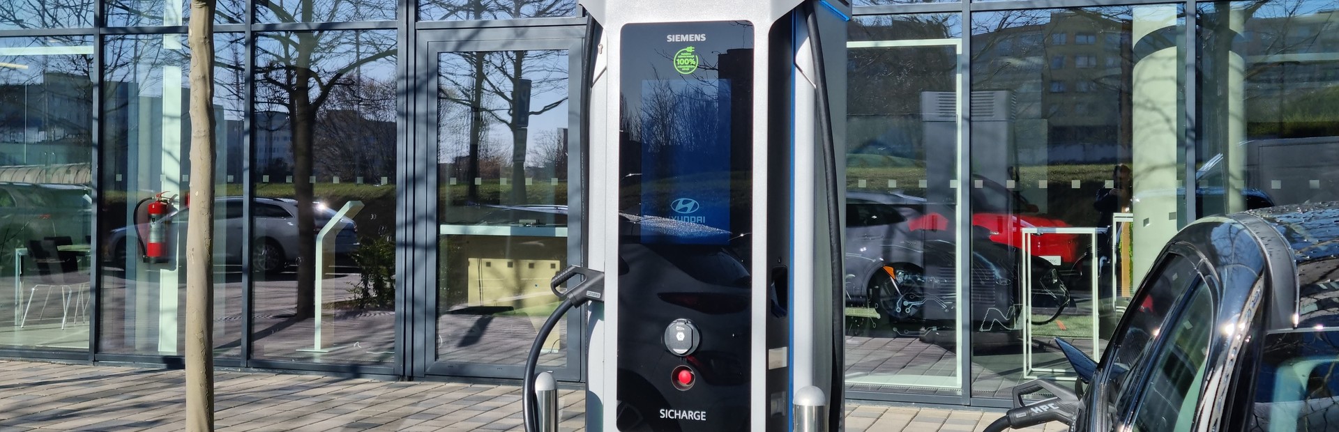 Siemens Sicharge D o výkonu 300 kW je nainstalována před centrem e-mobility Hyundai Electrified v pražských Stodůlkách.jpg