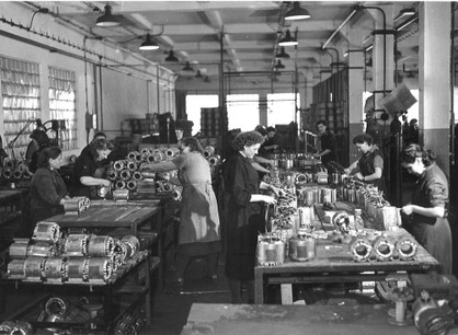 Pohled na původní výrobu elektromotorů – na foto pracoviště zapojování pračkových motorů