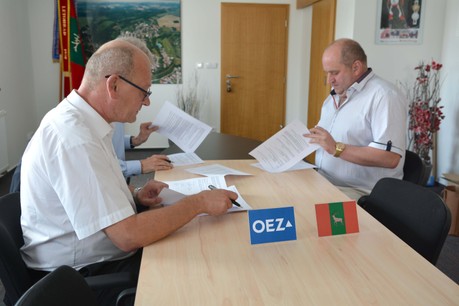 zleva: Roman Schiffer, generální ředitel OEZ s.r.o. a Petr Fiala, starosta města Letohrad