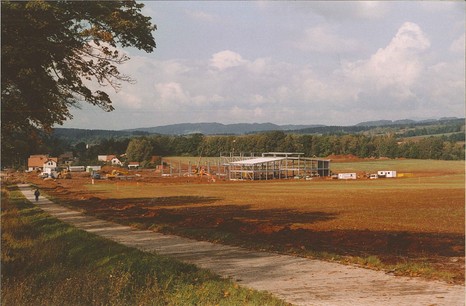 1998 - Začátek stavby nového závodu v lokalitě Volanovská