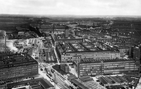 S cílem zajistit expanzi na svém tradičním místě získává Siemens & Halske v roce 1897 téměř neobydlený pozemek severozápadně od Berlína. Postupně se na toto místo soustředí veškeré provozní činnosti.
