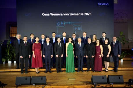 Společná fotografie vítězů a oceněných s generálním ředitelem Siemens Česká republika Eduardem Palíškem (zcela vpravo)