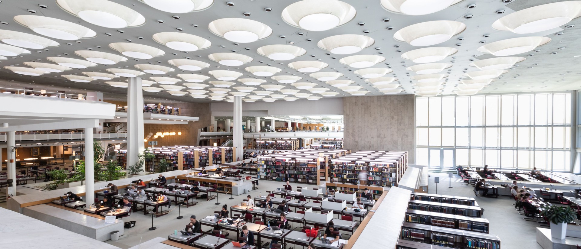 Referenz-Staatsbibliothek-Berlin-Lesesaal-NILO240927-SBB-3531 (1).jpg