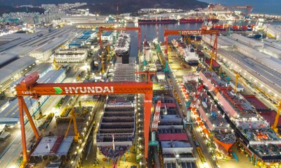 Panoramic-view-of-the-HD-Hyundai-Heavy-Industries-shipyard-2-_original (1).jpg
